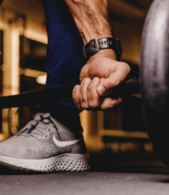 мужская рука со штангой